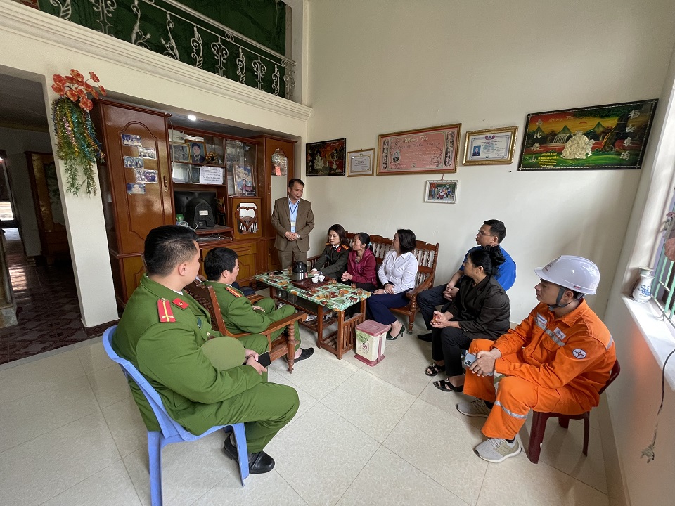 Đoàn Công ty Điện lực Sơn La phối hợp với Chi đoàn Công an thành phố thực hiện chương trình thiện nguyện “Xoá nhà tạm” năm 2023